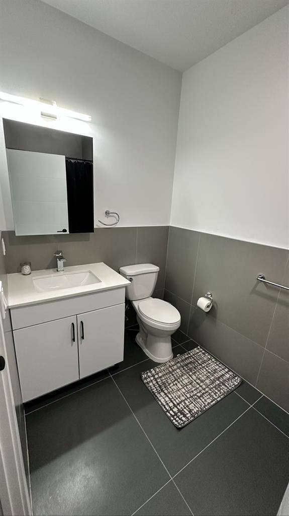 1BEDROOM/ Private Bathroom