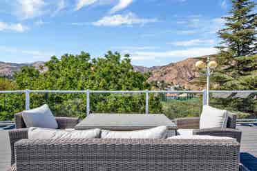 5 BEDROOM POOL HOME W/ VIEWS IN LA
