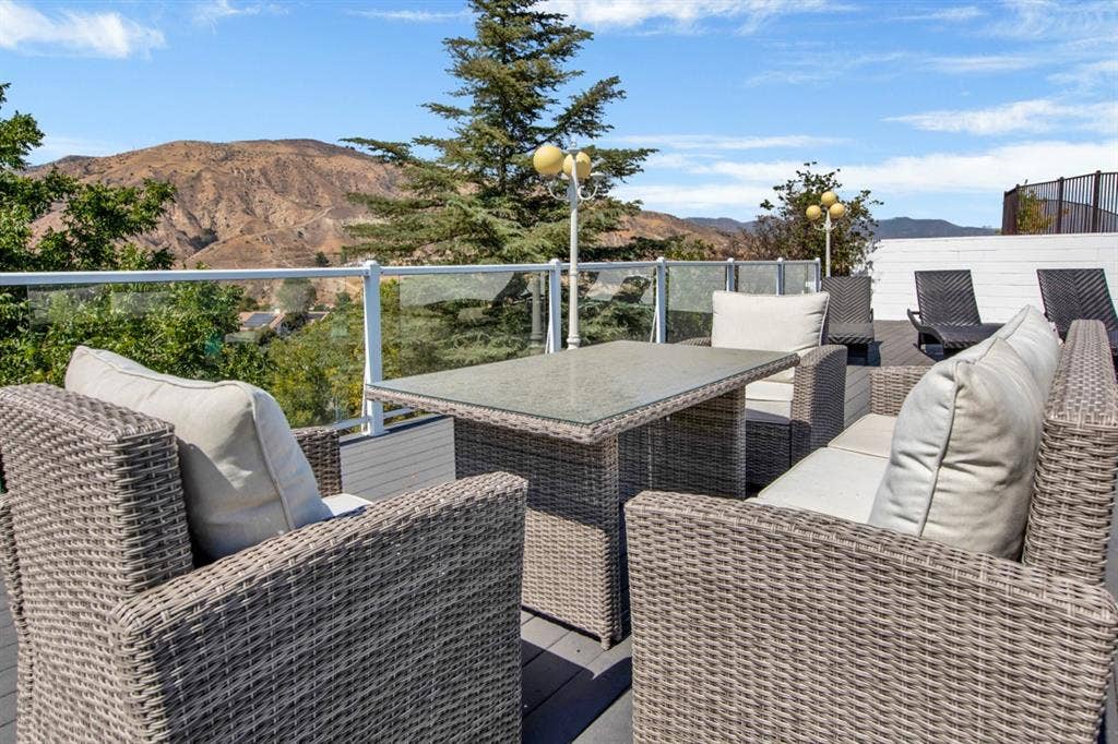 5 BEDROOM POOL HOME W/ VIEWS IN LA