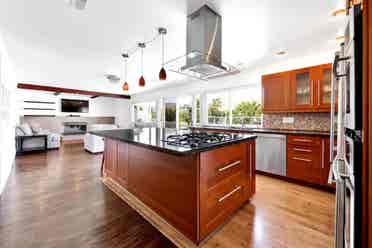 5 BEDROOM POOL HOME W/ VIEWS IN LA