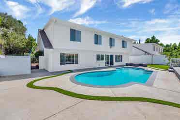 5 BEDROOM POOL HOME W/ VIEWS IN LA