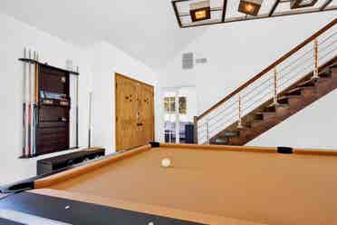 5 BEDROOM POOL HOME W/ VIEWS IN LA
