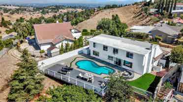 5 BEDROOM POOL HOME W/ VIEWS IN LA