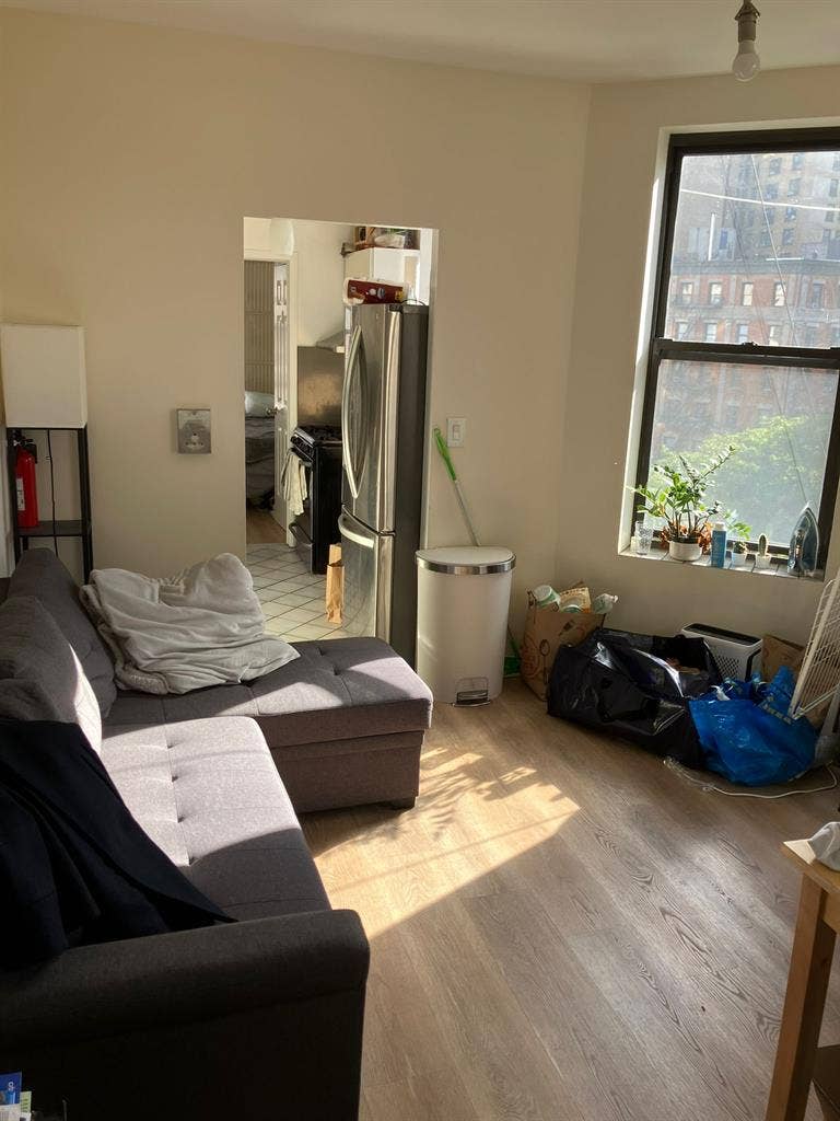 Spaces in Bright UWS 3-Bed !