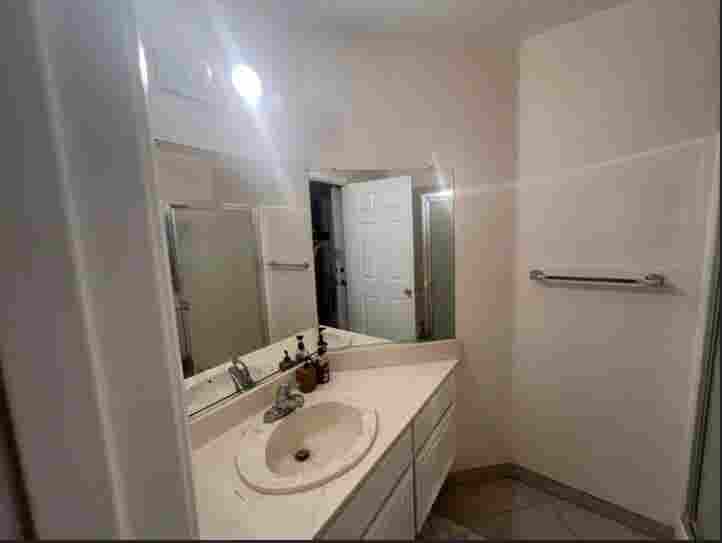 R1, Private room for rent
