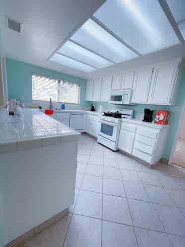 R2, Private Nice room for rent