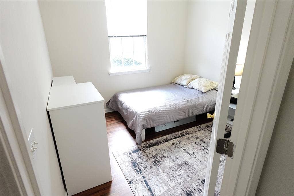 Fully Furnished Room in Woodstock