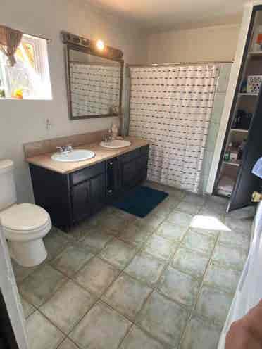 LARGE ROOM IN BIG HOUSE