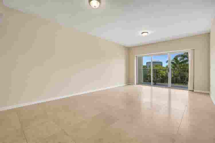 Spacious Room for Rent in WPB!