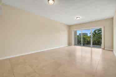 Spacious Room for Rent in WPB!