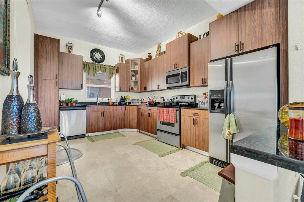 Spacious Room for Rent in WPB!