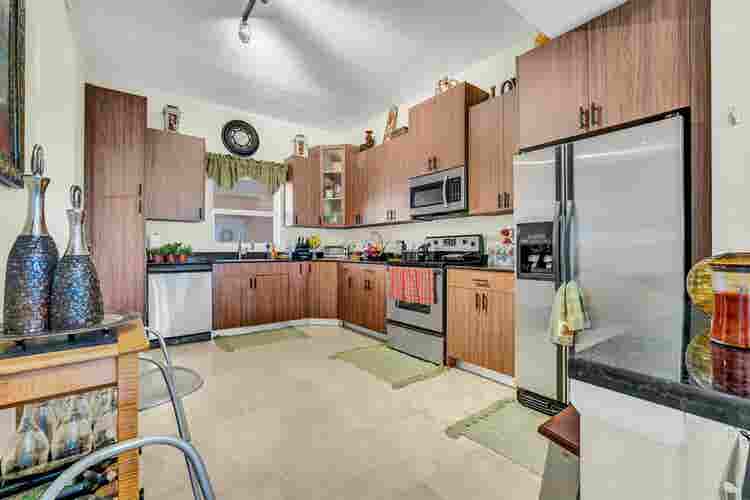 Spacious Room for Rent in WPB!