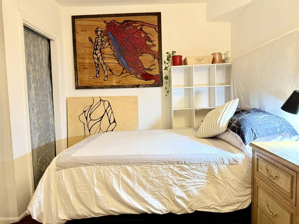 Detached Studio w/ access to house