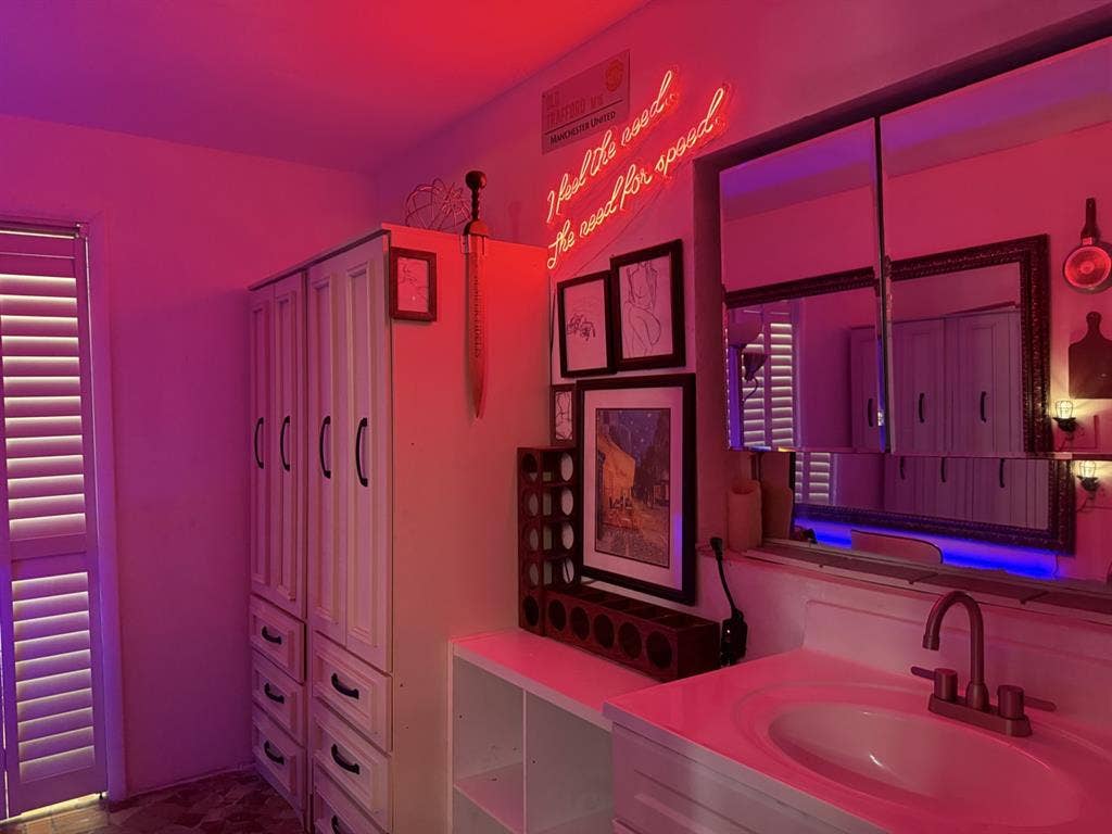 Detached Studio w/ access to house