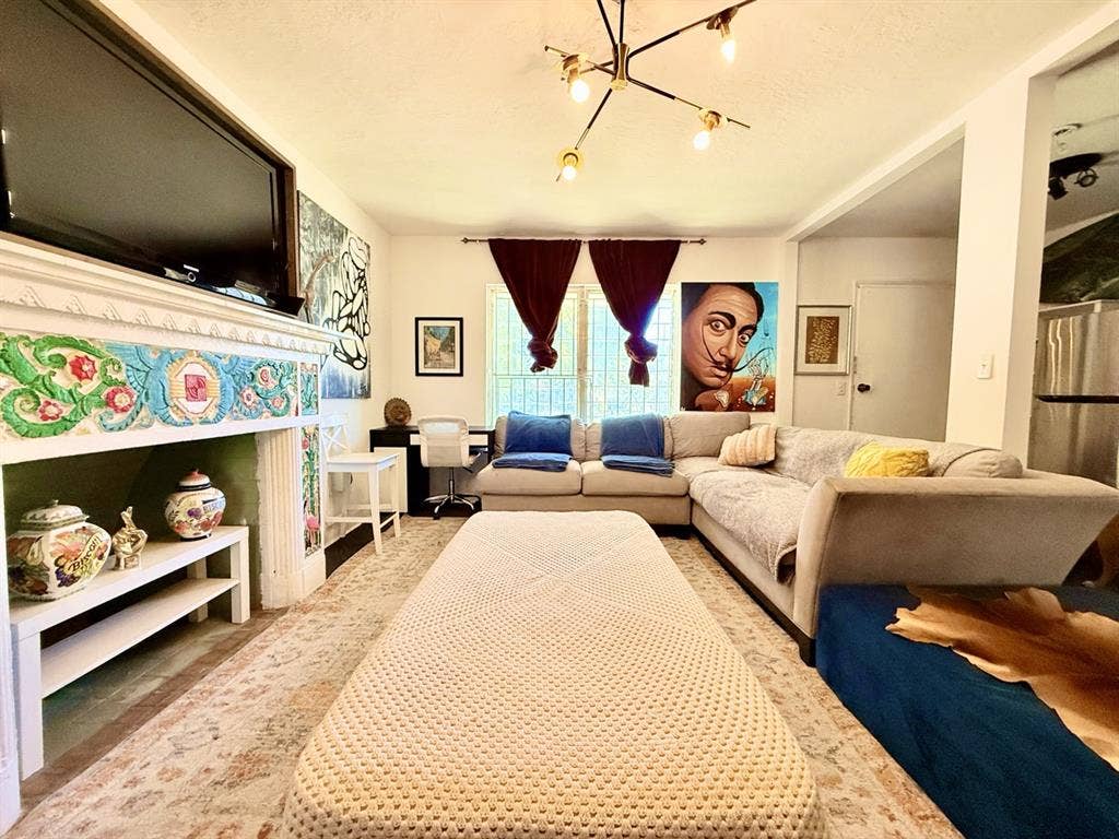 Detached Studio w/ access to house