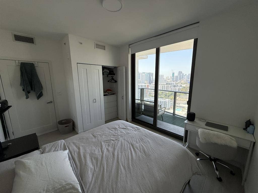 Room w/balcony in BA, Midtown