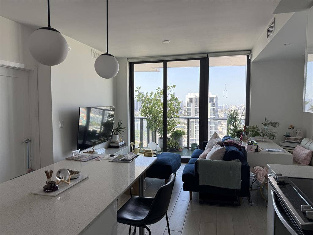 Room w/balcony in BA, Midtown