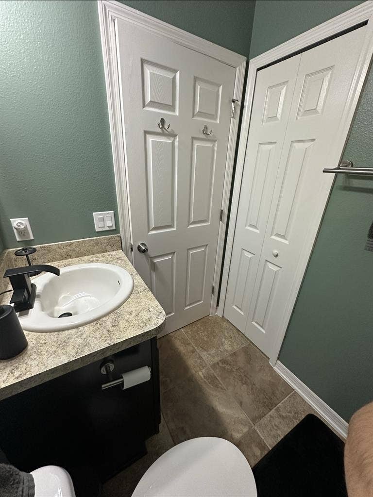Looking for a roommate in UCF area