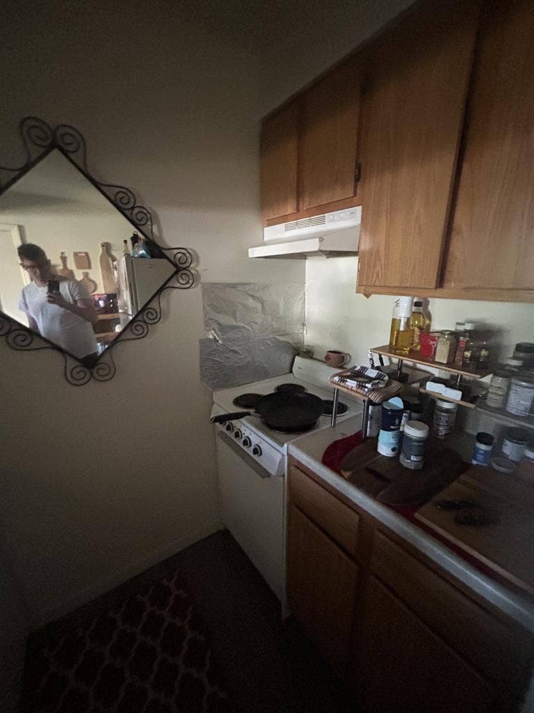 Looking for roommate