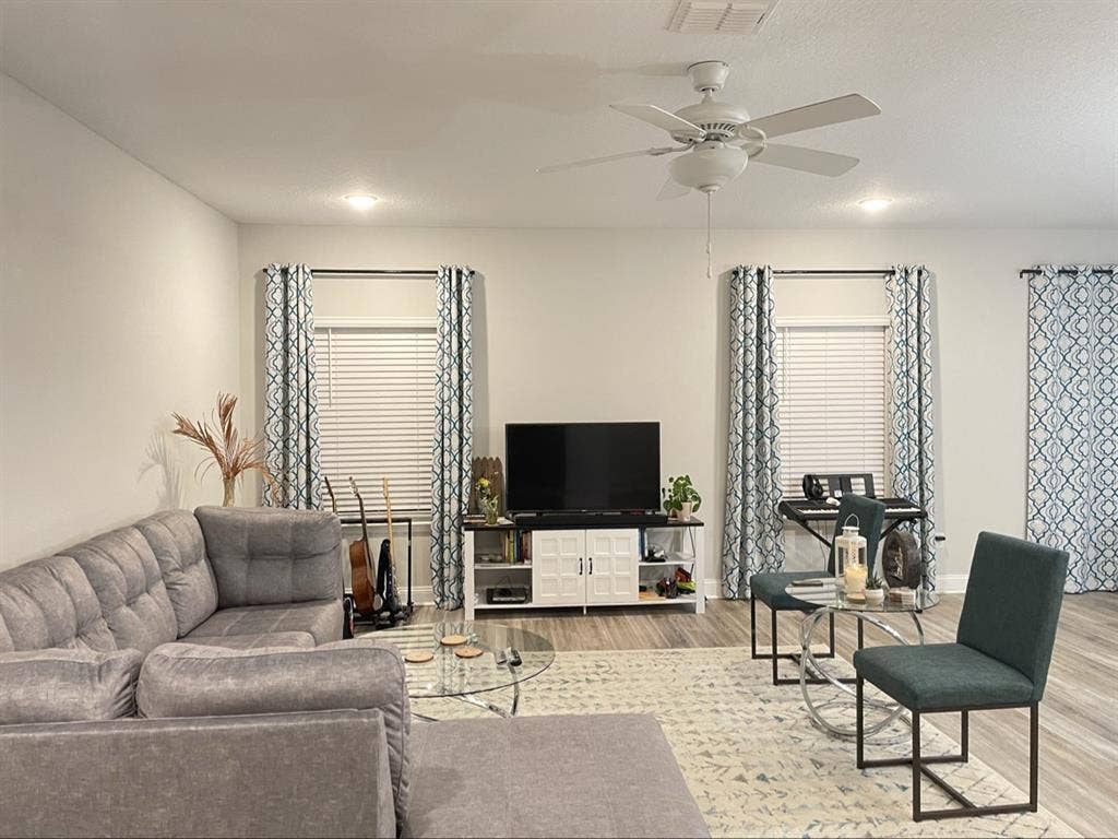 Private room to rent in share house