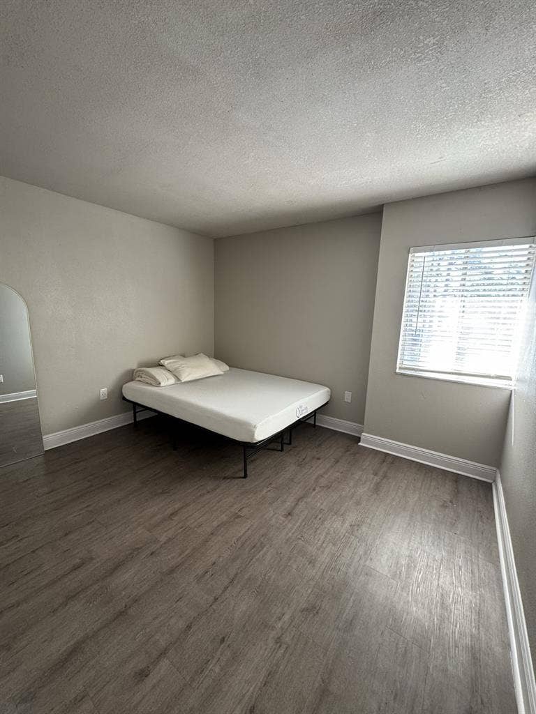 Room for rent – WOMEN only.