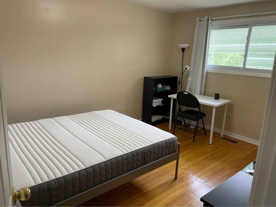 Bright Furnished Room (Female only)