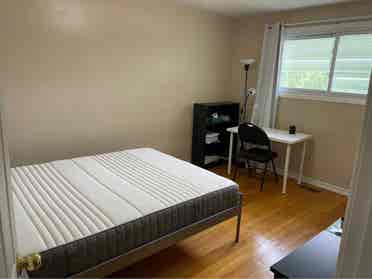 Bright Furnished Room (Female only)