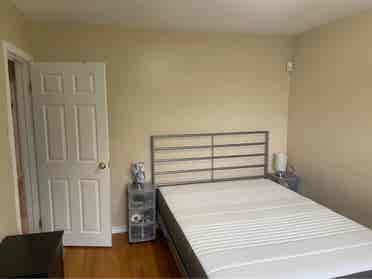 Bright Furnished Room (Female only)