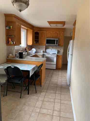 Bright Furnished Room (Female only)