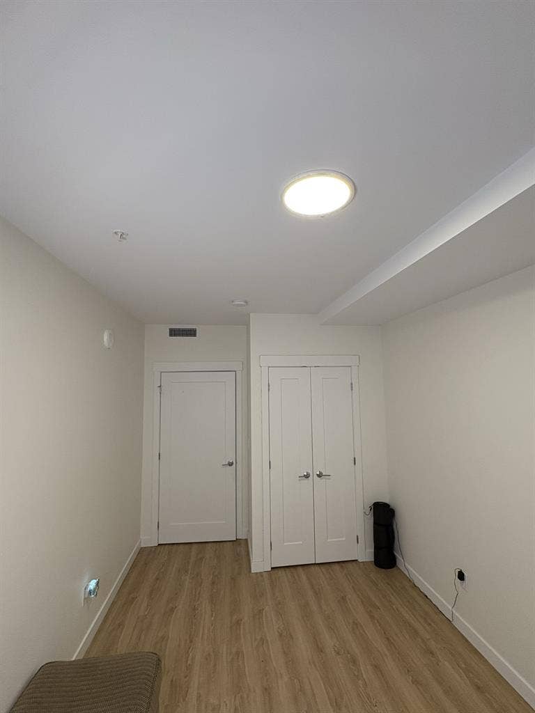 1 privet room available in 2 bed
