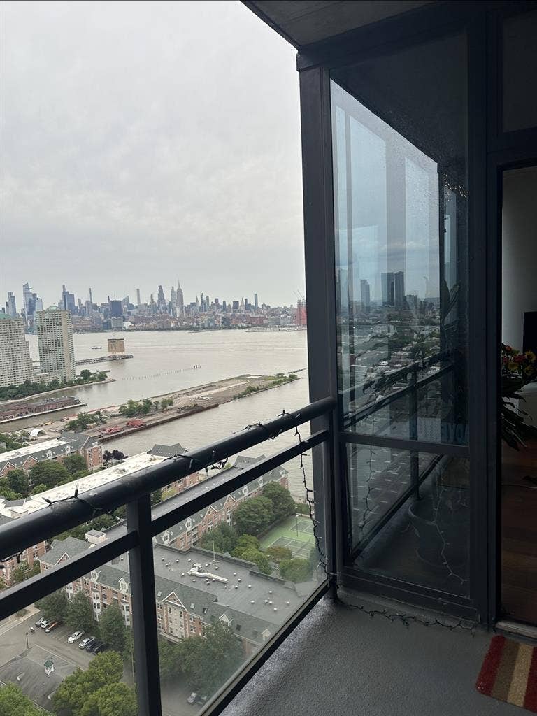 Need Roommate for ba apt view