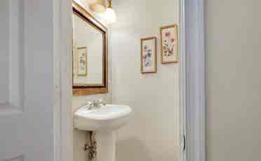 Private bedroom in Hollins market