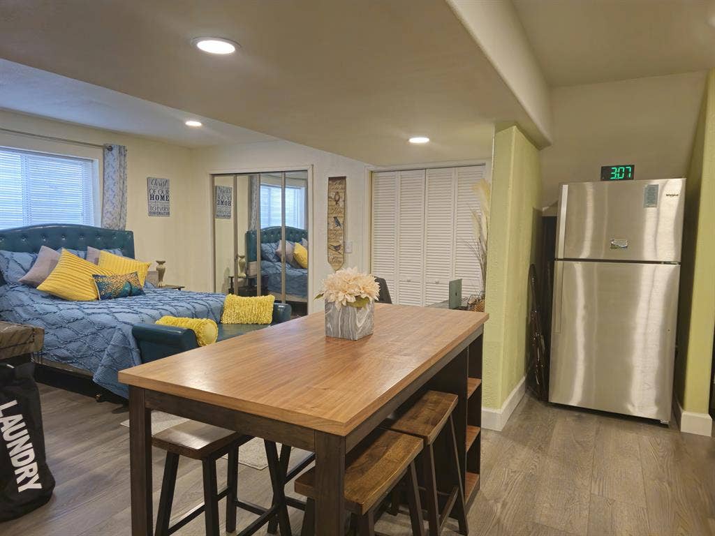 COMFORTABLE STUDIO BASEMENT