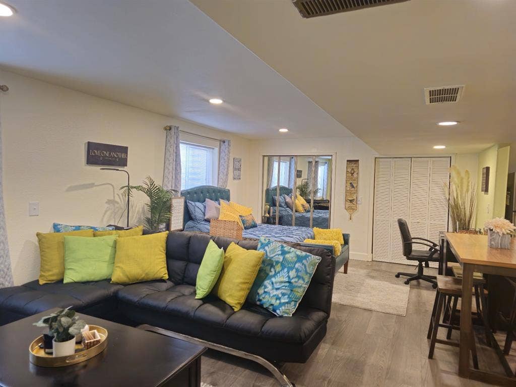COMFORTABLE STUDIO BASEMENT