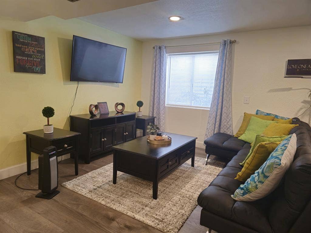 COMFORTABLE STUDIO BASEMENT