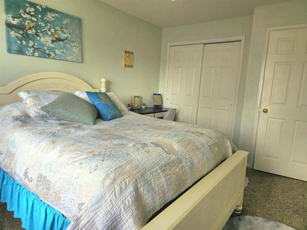 COZY,COMFY Bedroom