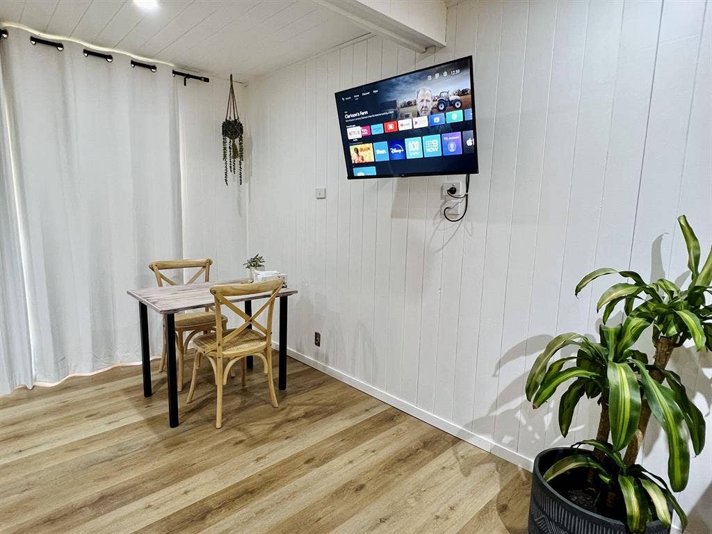 Studio in Korora (5 min to beach)