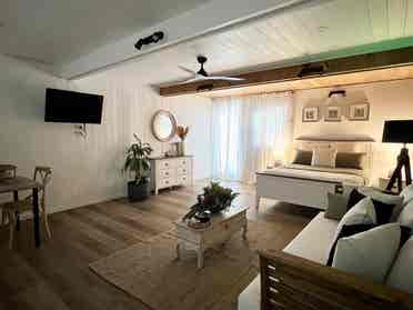 Studio in Korora (5 min to beach)