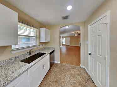 Stylish Home With Patio & Yard