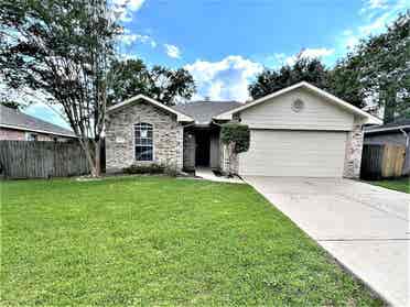 Stylish Home With Patio & Yard