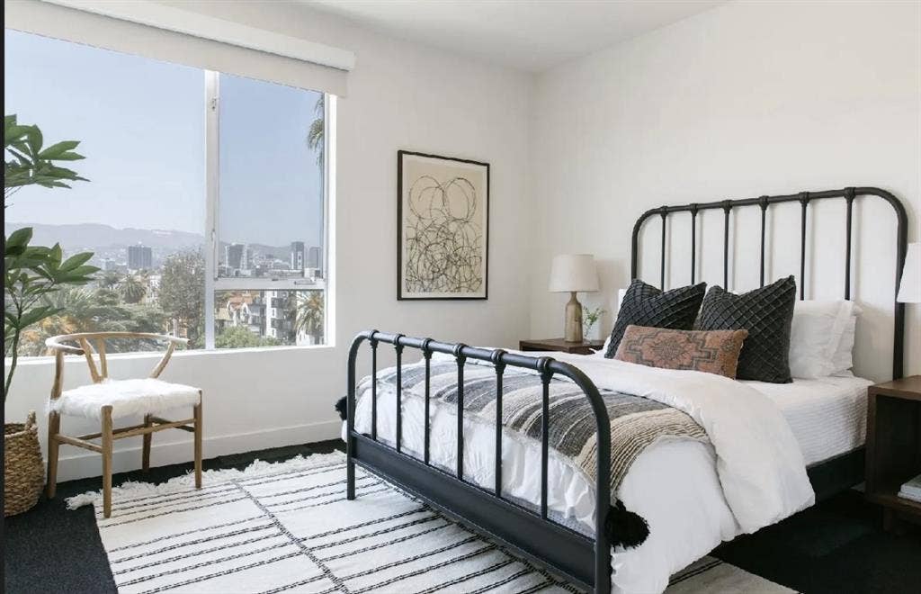 Looking for another female
roommate