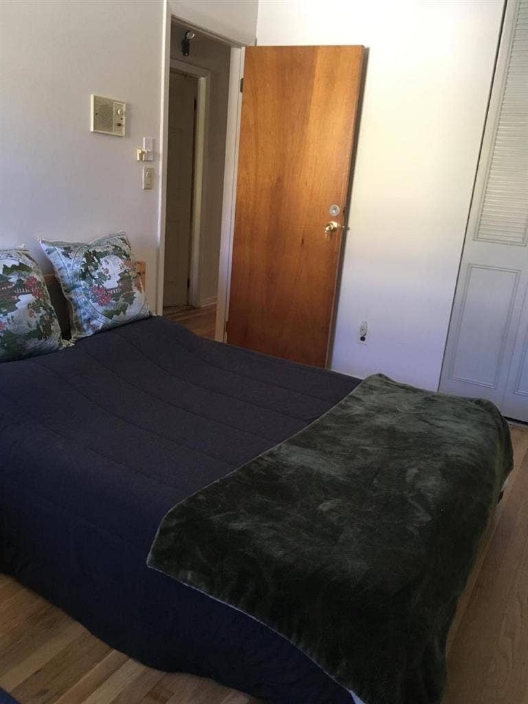 Looking for a roommatee