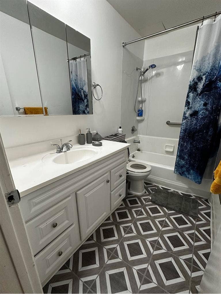Seeking roommate - ba apartment