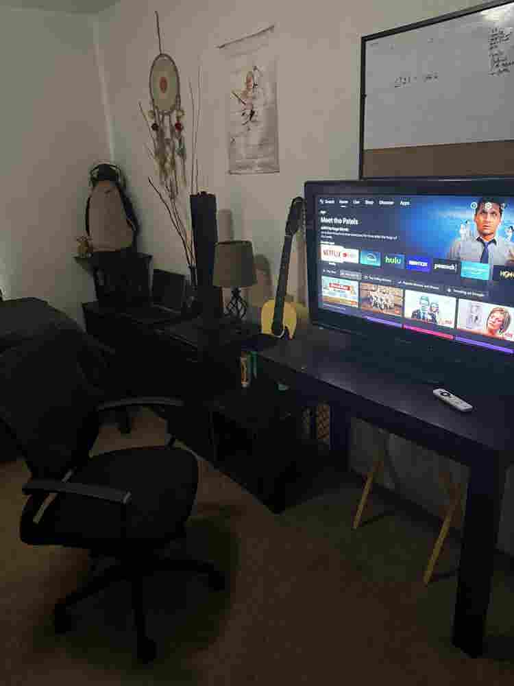 Furnished Room w futon /desk+chair