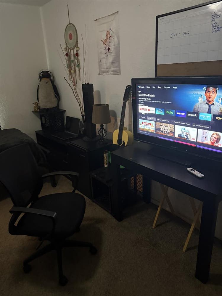 Furnished Room w futon /desk+chair