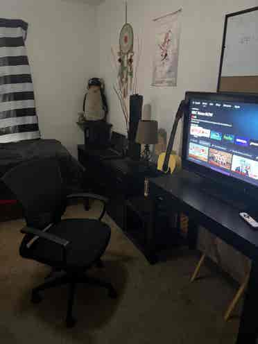 Furnished Room w futon /desk+chair