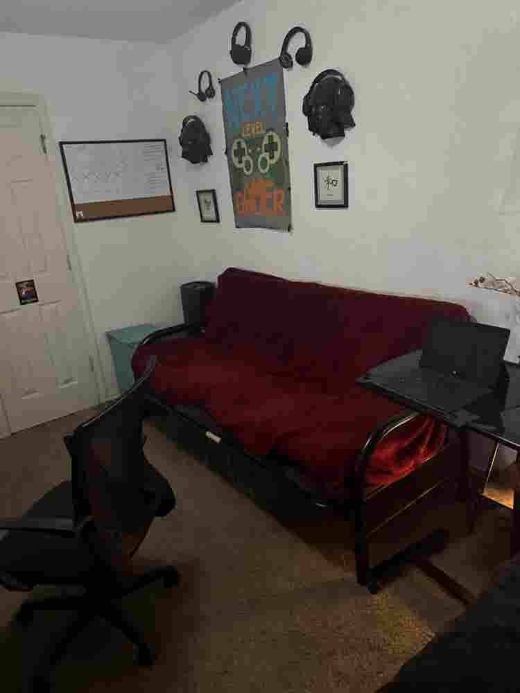 Furnished Room w futon /desk+chair