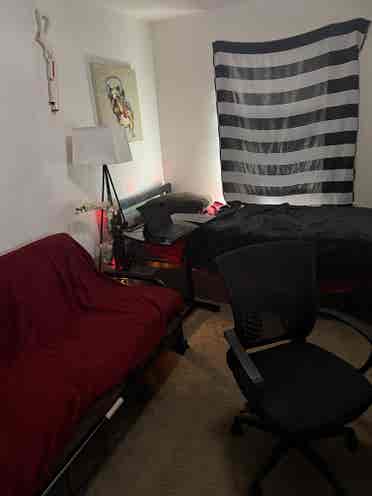 Furnished Room w futon /desk+chair
