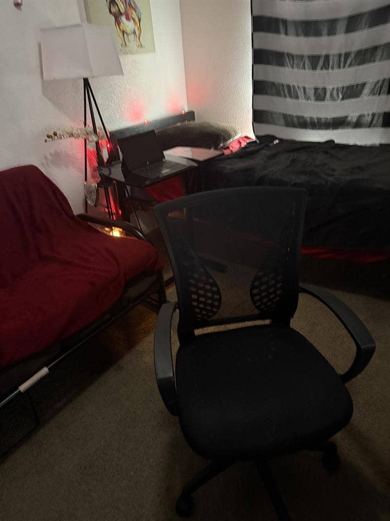 Furnished Room w futon /desk+chair