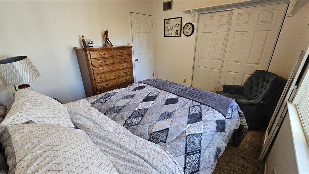 Looking for Male Room Mate